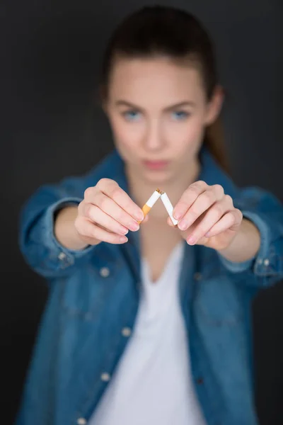 Femme brisant une cigarette — Photo