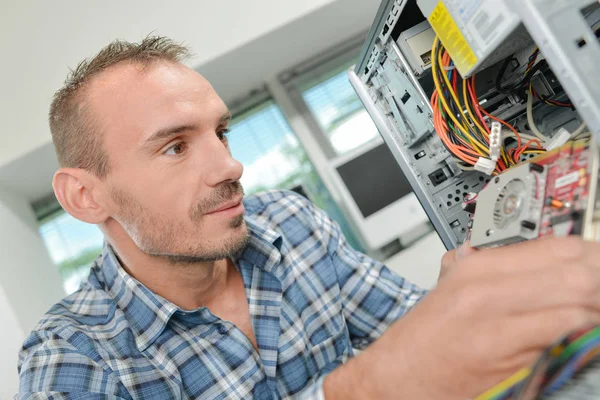 Ingeniero repara computadoras disco duro —  Fotos de Stock