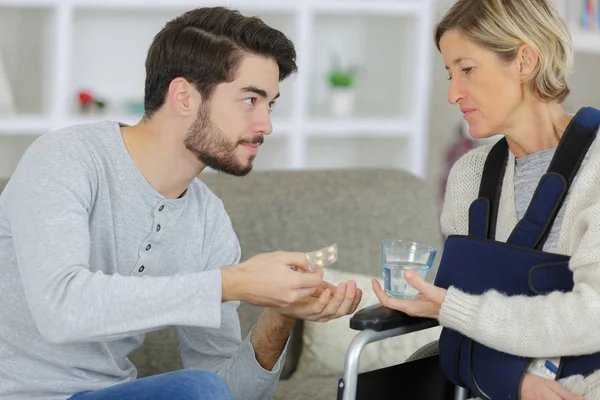 Geven pillen aan een gewonde wolman — Stockfoto