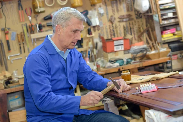 Senior timmerman werken in zijn atelier — Stockfoto