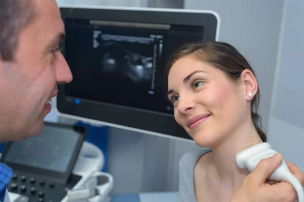 Vrouw wordt gecontroleerd voor de schildklier in het ziekenhuis — Stockfoto