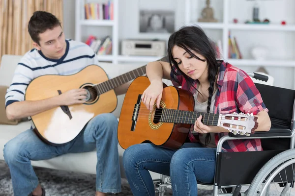 Guitarrista deficiente e cadeira de rodas — Fotografia de Stock