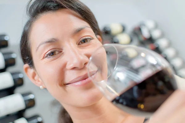 Brunett håller ett glas vin — Stockfoto