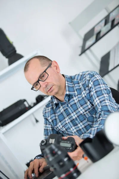 Senior Fotograf mit Kamera in der Hand — Stockfoto