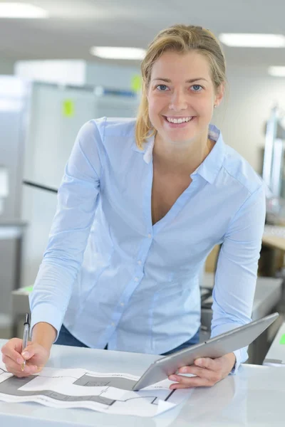 Arquitecta en el trabajo en una oficina usando tableta — Foto de Stock