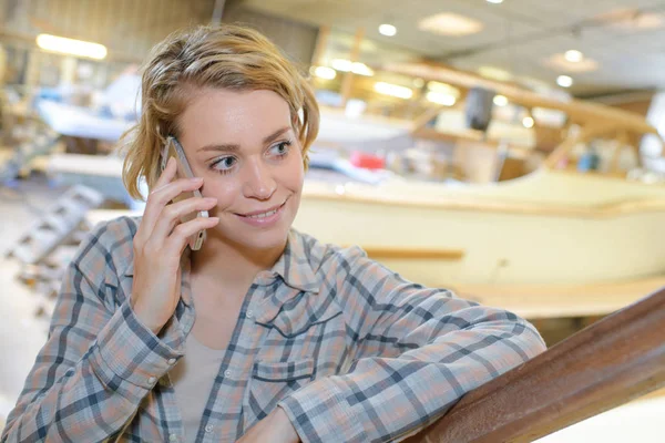 Donna al telefono nel sito di produzione della barca — Foto Stock