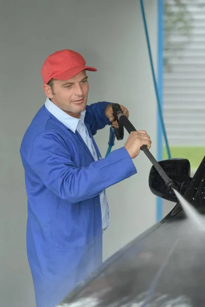 Hombre washescar con máquina de espuma —  Fotos de Stock