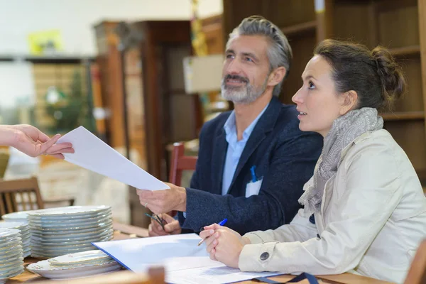 Responsabile dell'asta che riceve documenti e aste — Foto Stock