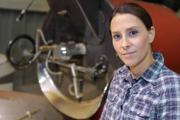 Vrouwelijke werken met vers gebrande koffiebonen — Stockfoto