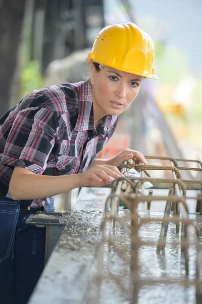 Női nő kőműves munka a szabadban — Stock Fotó