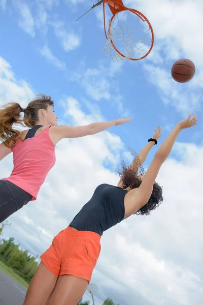 Krásné ženy hrají basketbal — Stock fotografie