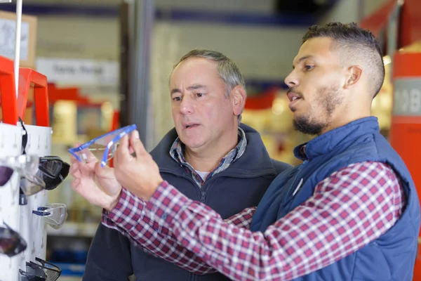 2 trabajadores comprando gafas protectoras en la tienda de óptica — Foto de Stock