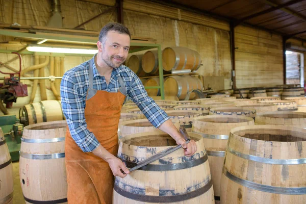 Tonneaux de bois tonnelier de production en utilisant le marteau et les outils en atelier — Photo