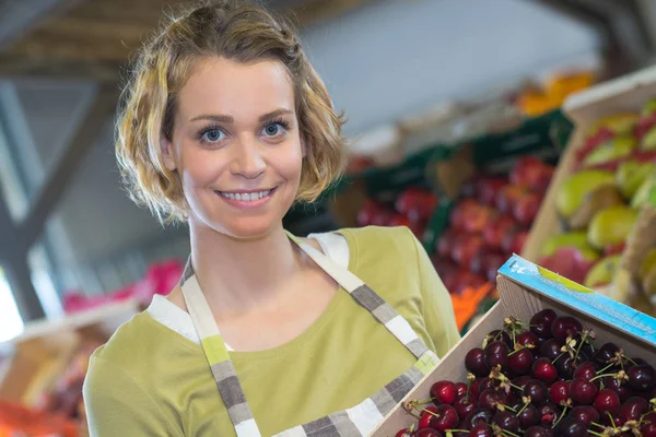 Mujer vendiendo cerezas y hembra —  Fotos de Stock