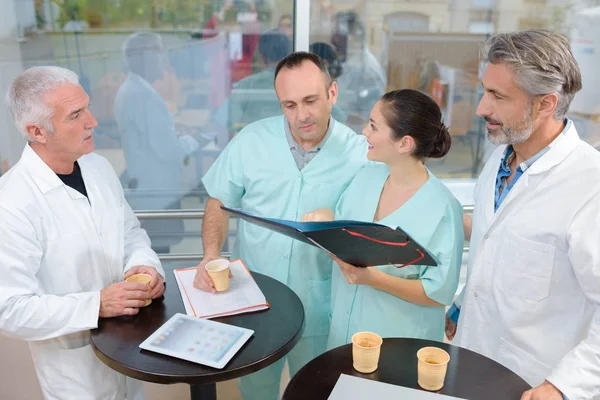 Médecins buvant café et infirmière — Photo