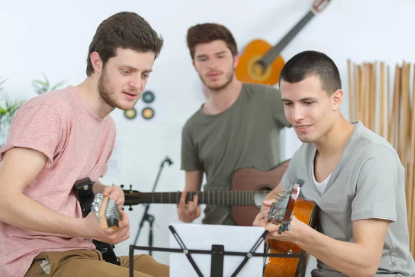 Jóvenes amigos componiendo música — Foto de Stock