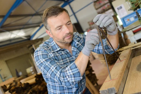 Carpenter using another technique — Stock Photo, Image