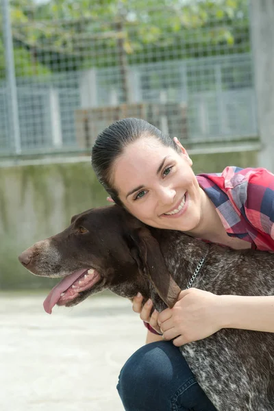 강아지와 개를 포옹 하는 여자 — 스톡 사진