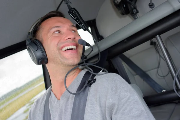 Pilot, uśmiechając się i patrząc przez ramię — Zdjęcie stockowe