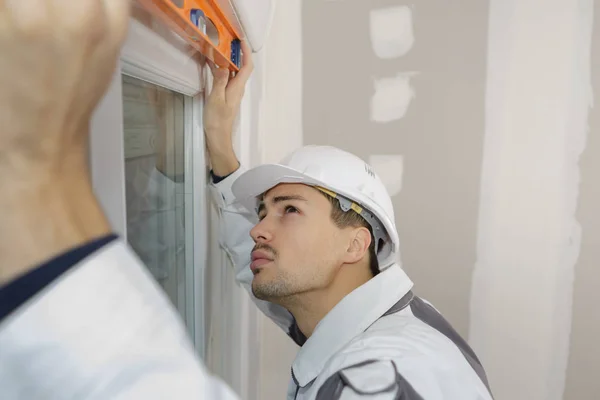 Ventana setter leyendo el nivel de espíritu — Foto de Stock