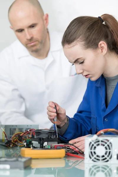 Estudiante de ingeniería trabajando en circuito con el profesor —  Fotos de Stock