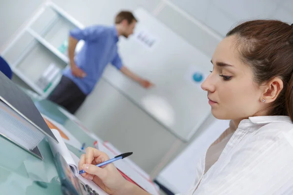 Portret van een jong meisje op school aan de balie — Stockfoto