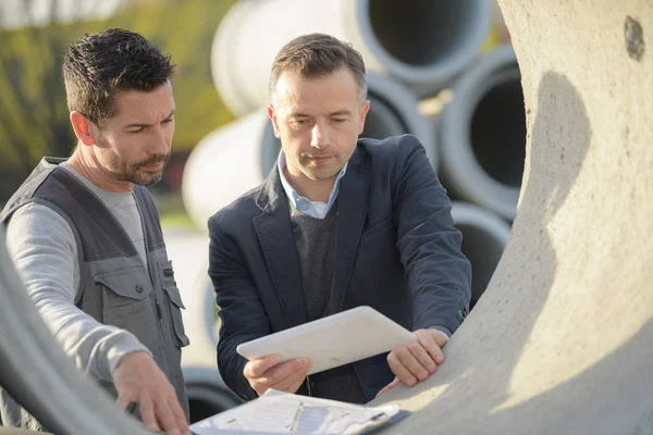 Controle van het papierwerk voor een orde van betonnen buizen — Stockfoto