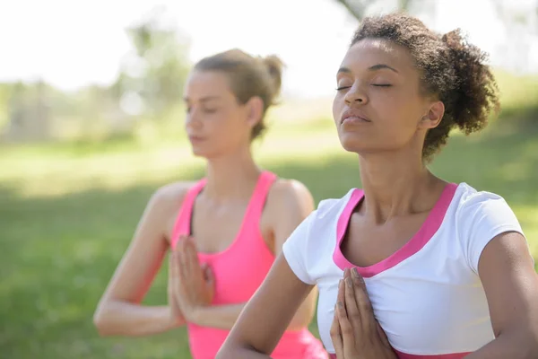 Deux femmes en pose de prière de yoga — Photo