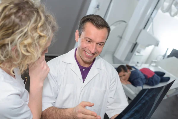 Doctor riendo de rayos X — Foto de Stock