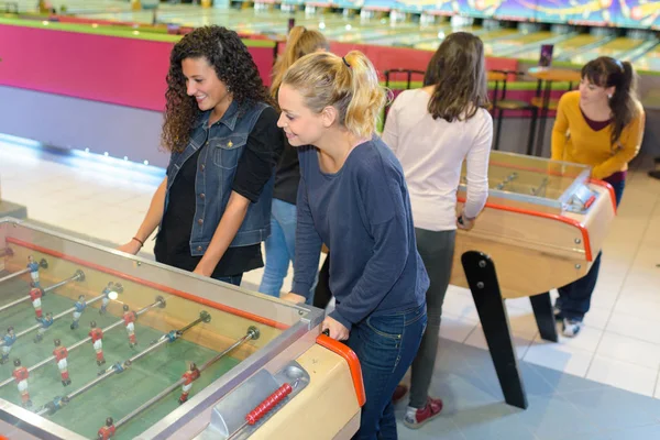 Vrouwen spelen tafelvoetbal — Stockfoto