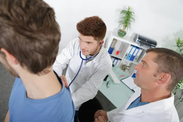 Médico internista aprendendo com professor experiente — Fotografia de Stock