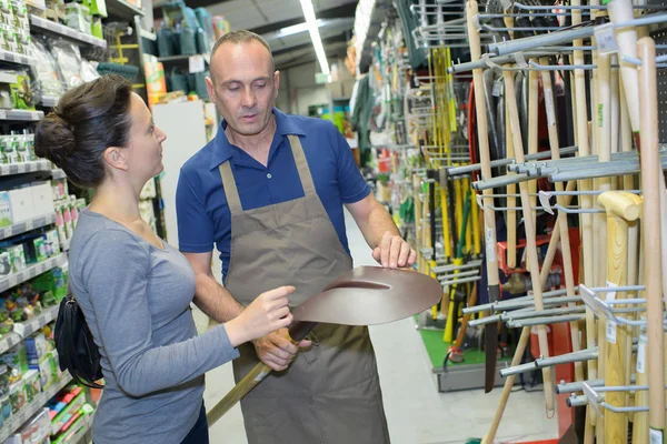 Mature heureux vendeur souriant à jardinage section de magasin de ménage — Photo