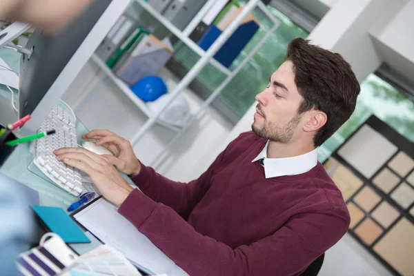 Jonge kantoorbediende en man — Stockfoto