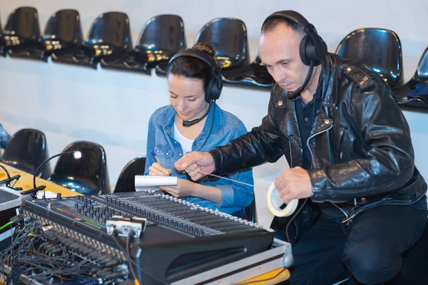 Ingenieros de sonido preapring para esta noche muestran —  Fotos de Stock