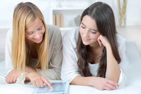 Two teen young friends using a computer tablet — Stock Photo, Image