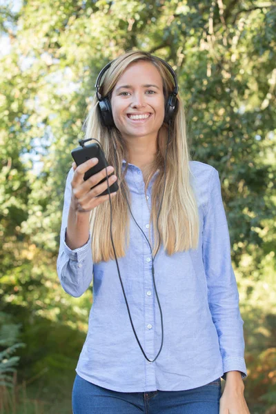 Vrouwelijke tiener met hoofdtelefoon op — Stockfoto