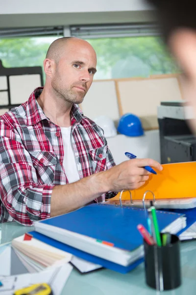 Chef schreibt Notiz im Büro — Stockfoto