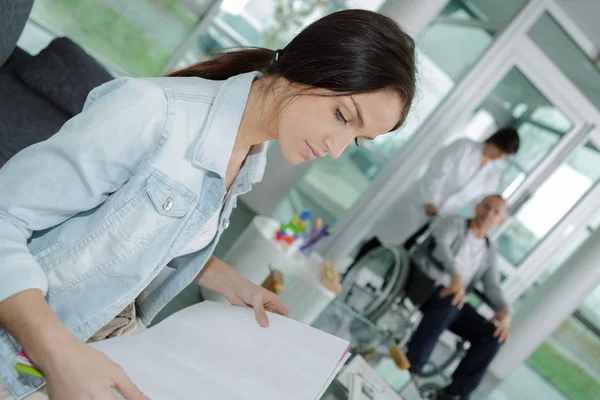 Porträtt av kvinna sjukhus receptionist — Stockfoto