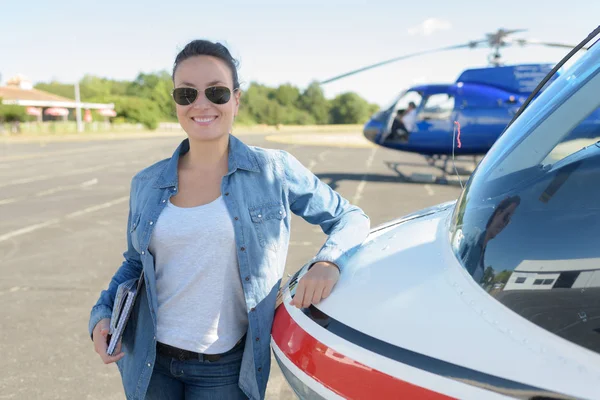 Vrij pilot vrouw tegen helikopter — Stockfoto