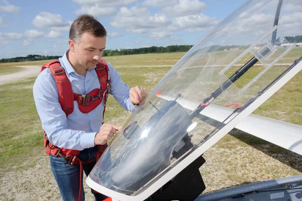 Zweefvliegtuig piloot tijdens pre vlucht inspectie op baan — Stockfoto