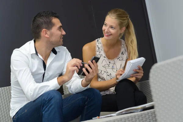 Smiley-Paar bei einem netten Gespräch zu Hause — Stockfoto