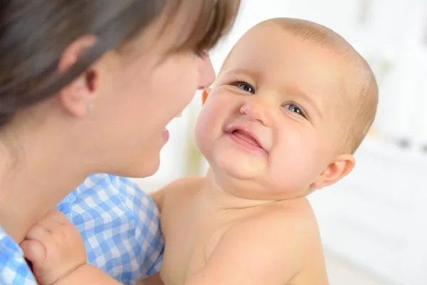Happy baby posměváčkem a milující matka — Stock fotografie