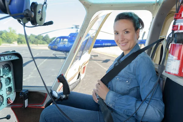 Χαμογελαστή γυναίκα πιλότο μέσα στο πιλοτήριο ελικόπτερο — Φωτογραφία Αρχείου