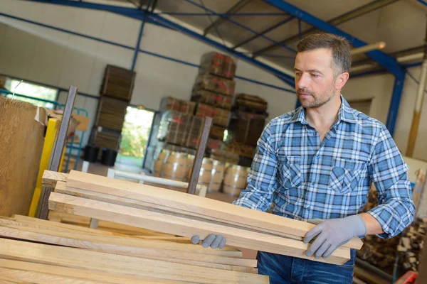 Materialen van de houtbewerking in de werkplaats — Stockfoto