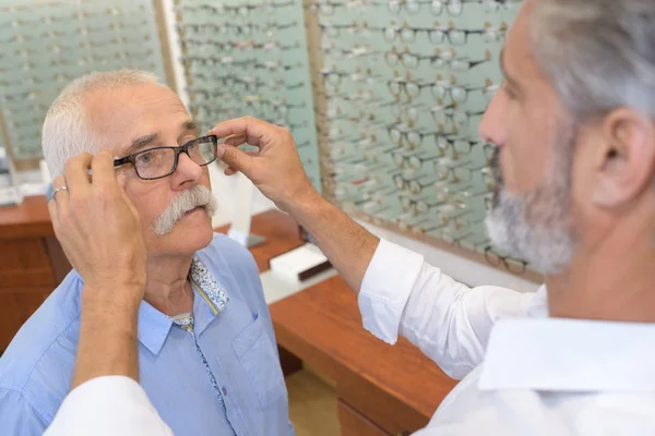 Hombre mayor probando nuevas gafas —  Fotos de Stock