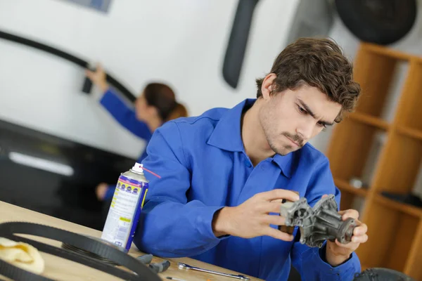 Tevreden mannelijke monteur in een auto reparatiewerkplaats — Stockfoto