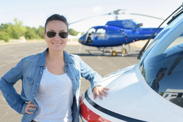 Helikopter passagerare väntar på flyg — Stockfoto