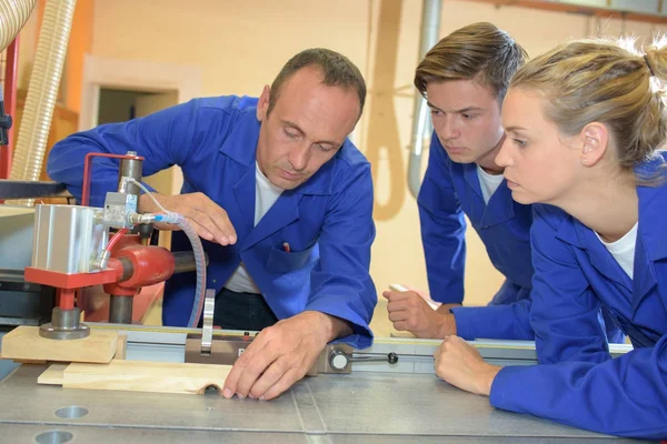 Twee leerlingen hebben les van timmerwerk — Stockfoto