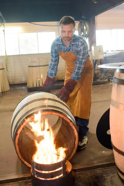 Barriles de madera cooper producción utilizando martillo y herramientas en taller —  Fotos de Stock