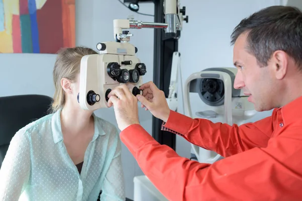 Oftalmologista examinando os olhos dos pacientes — Fotografia de Stock